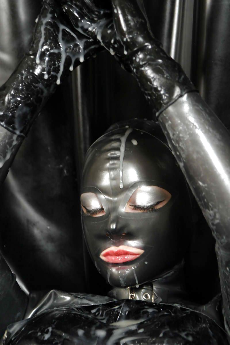 25P 075 - playing wt latex cock