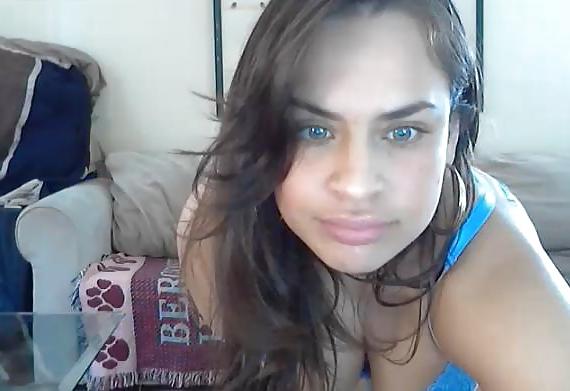 25P Hot latina showing in webcam