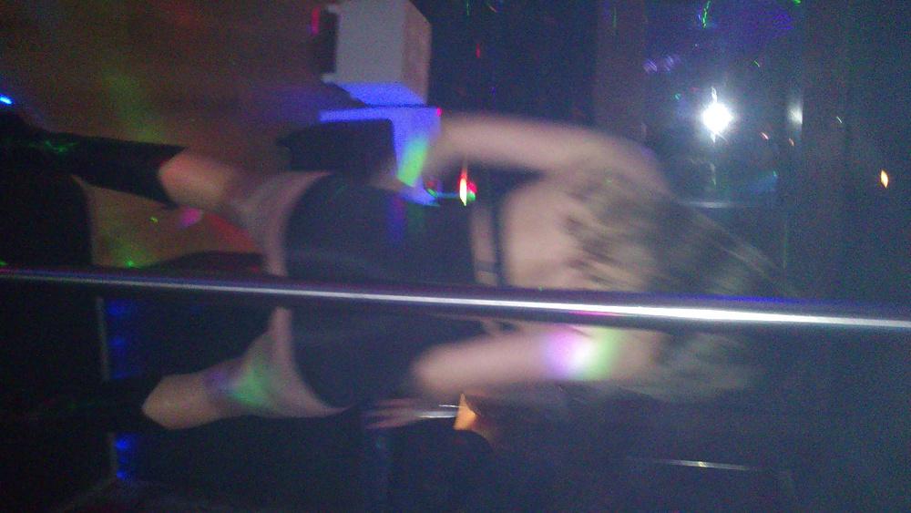 4P My slut dancing in a club - Ma salope dansant en club