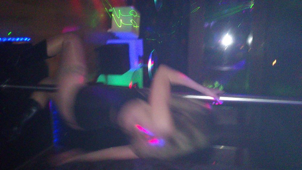 4P My slut dancing in a club - Ma salope dansant en club