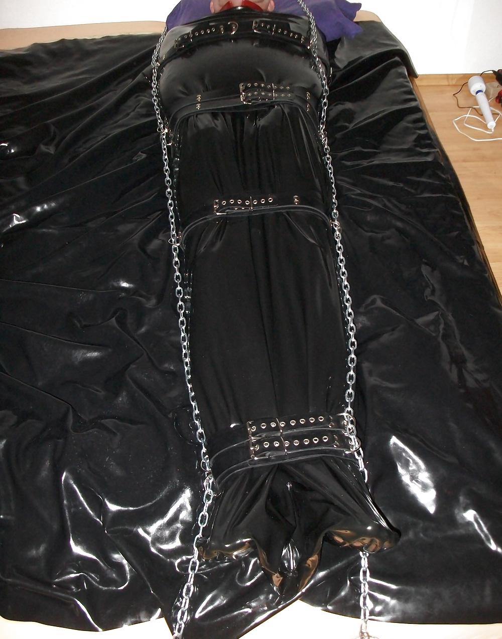 25P Latex und Bondage 2