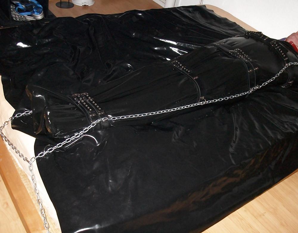 25P Latex und Bondage 2
