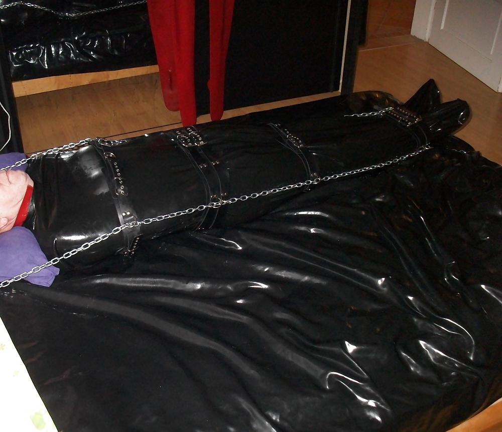 25P Latex und Bondage 2
