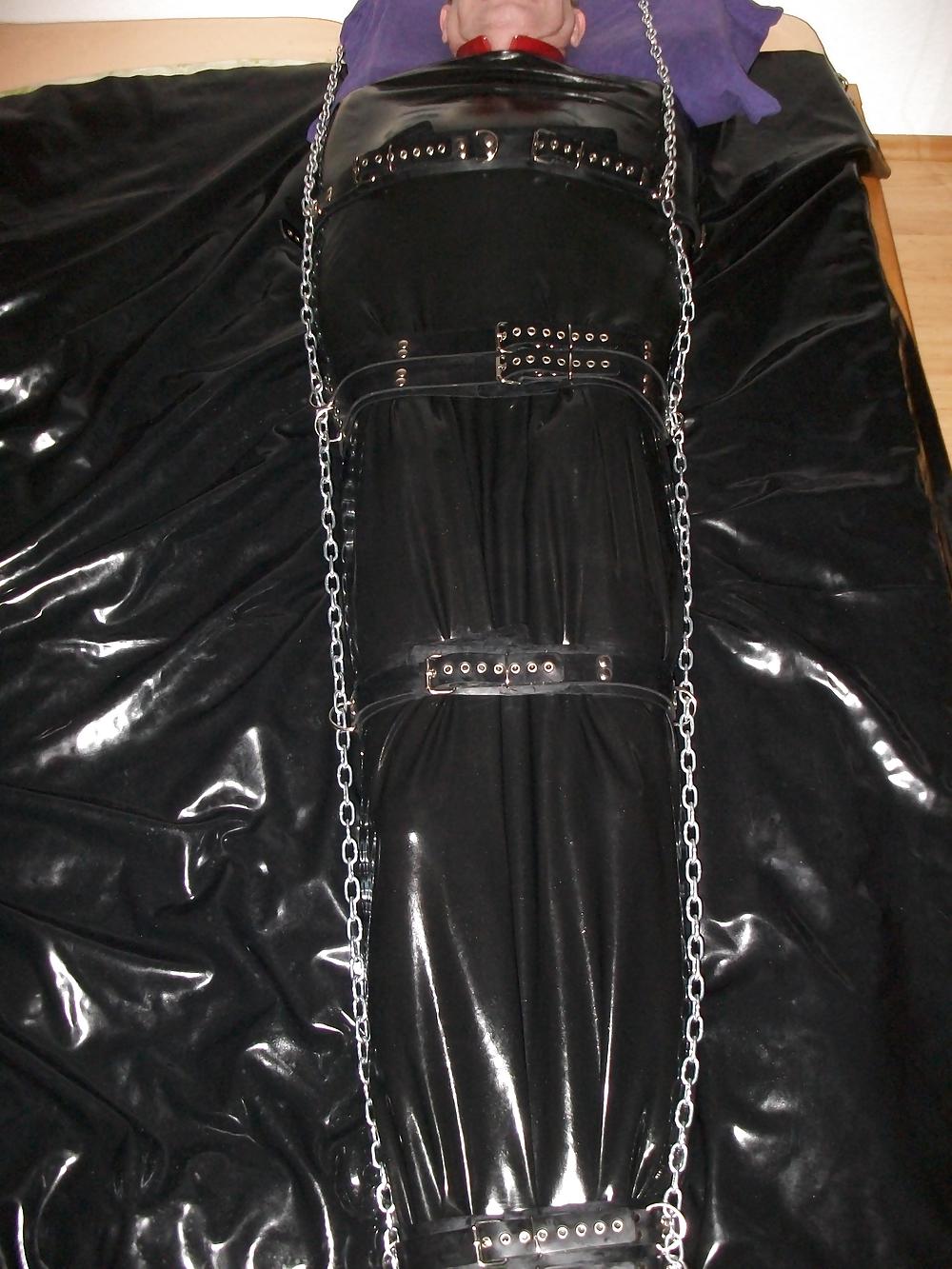 25P Latex und Bondage 2