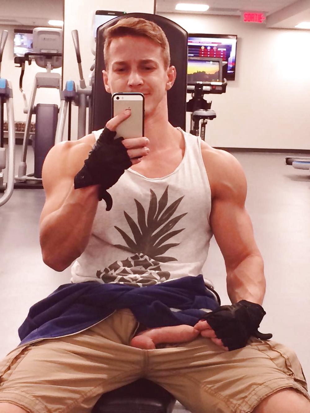 25P Selfies in the gym