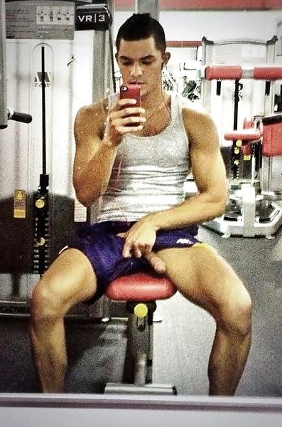25P Selfies in the gym