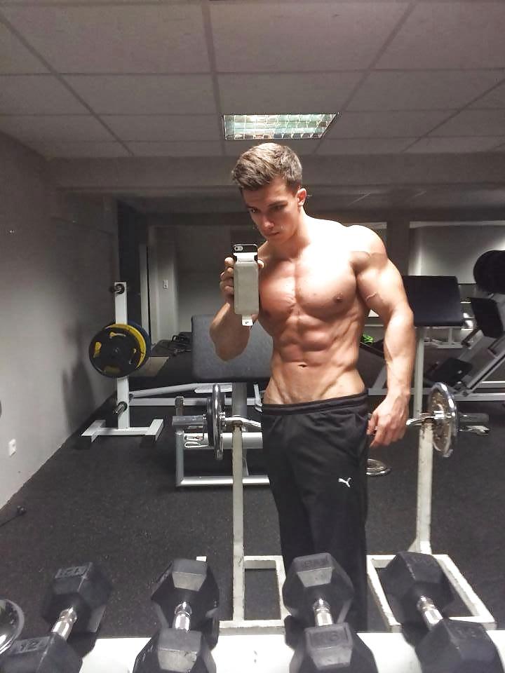 25P Selfies in the gym