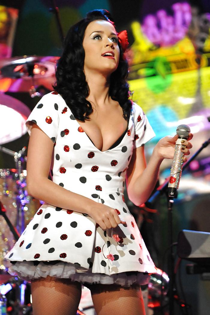 8P Katy Perry boobs at Club Nokia