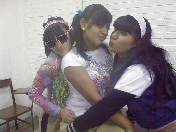 24P Woow que culazos de la School =D (todas de 18) :P
