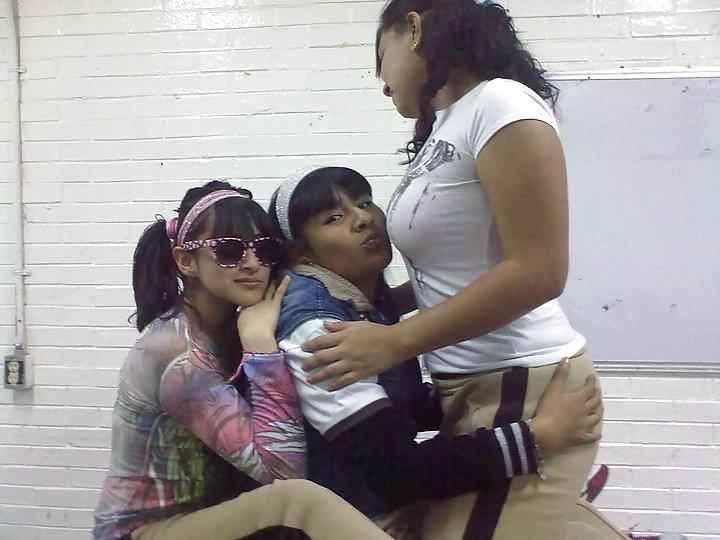 24P Woow que culazos de la School =D (todas de 18) :P