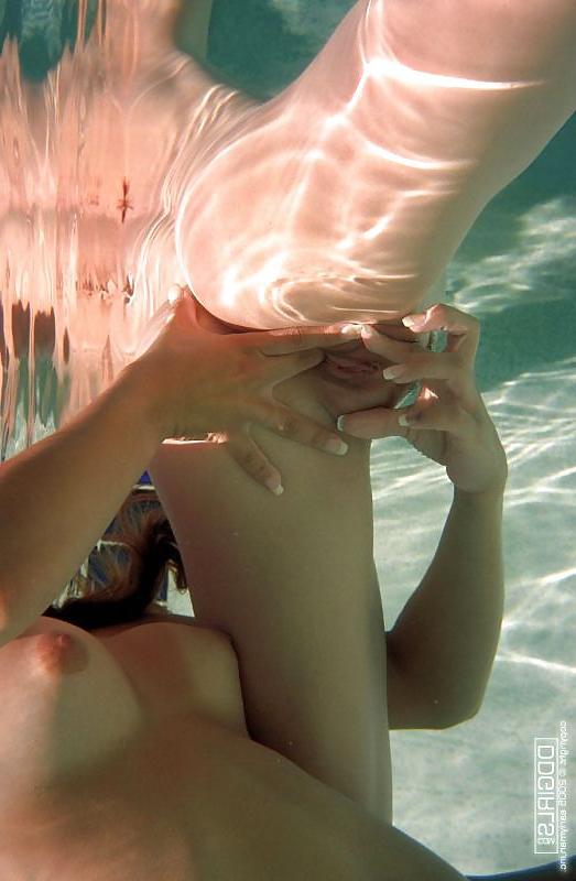 14P Underwater - Lesbian