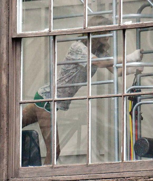5P Taylor Swift stretching at the gym