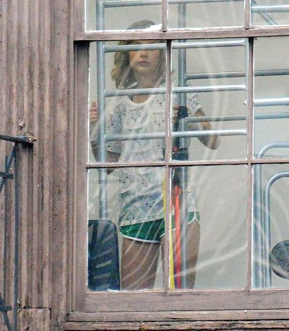 5P Taylor Swift stretching at the gym
