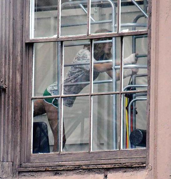5P Taylor Swift stretching at the gym