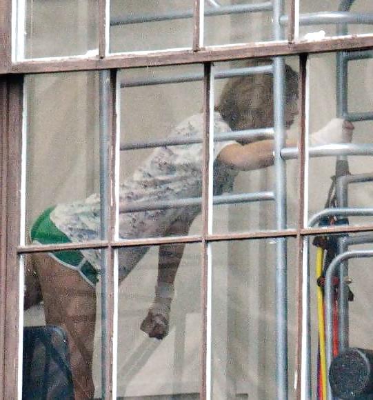 5P Taylor Swift stretching at the gym