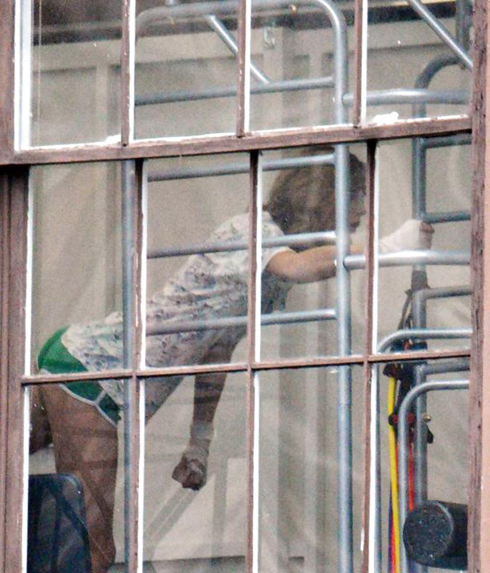 5P Taylor Swift stretching at the gym