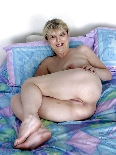 16P Mature with saggy tits and shaved pussy