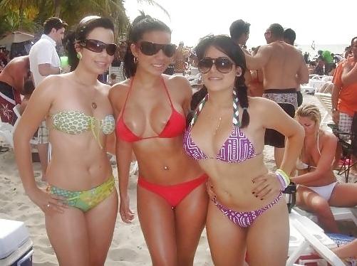 25P MAMIS LATINAS EN LA PLAYA