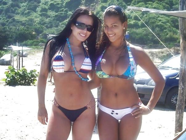 25P MAMIS LATINAS EN LA PLAYA