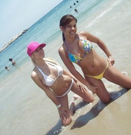 25P MAMIS LATINAS EN LA PLAYA