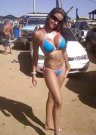 25P MAMIS LATINAS EN LA PLAYA