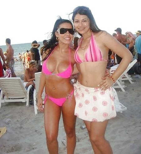 25P MAMIS LATINAS EN LA PLAYA