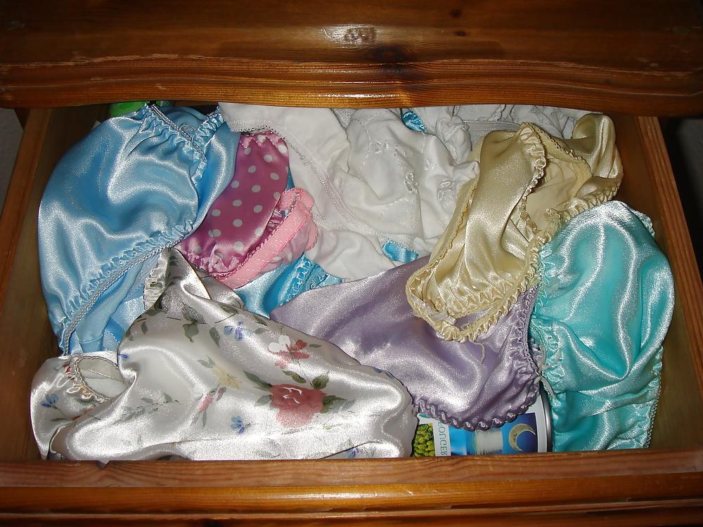 18P Wife's Satin Panty Pics