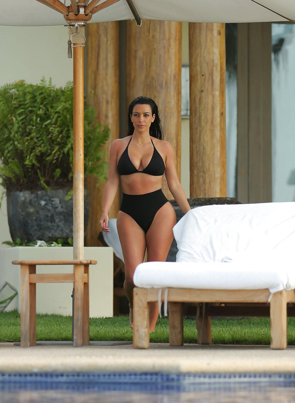 21P Kim Kardashian Tits and Ass (Wet T-Shirt on Honeymoon)