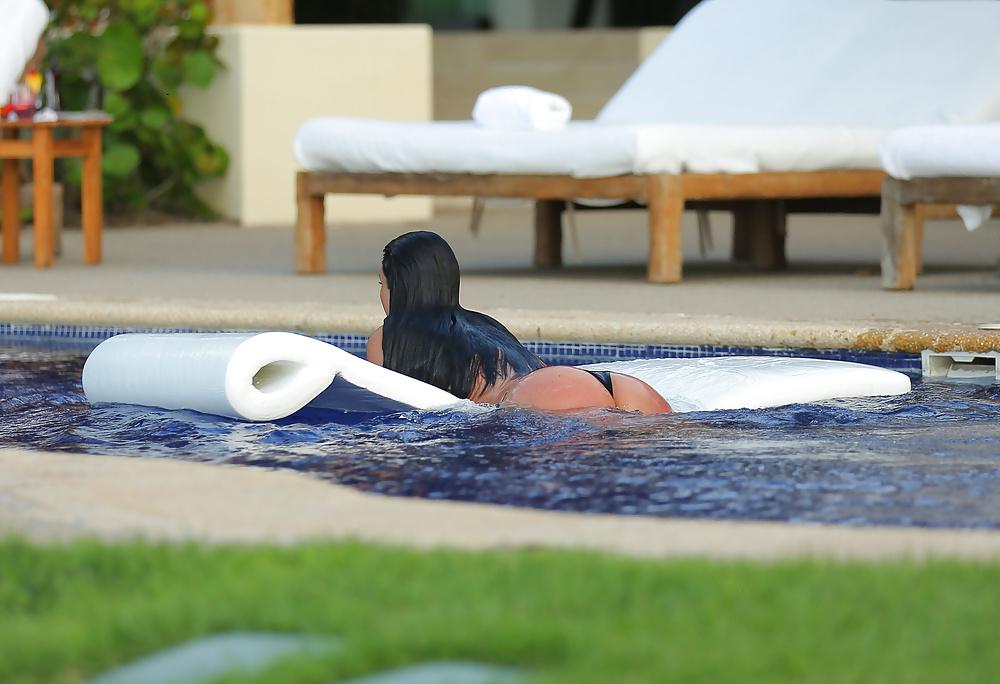21P Kim Kardashian Tits and Ass (Wet T-Shirt on Honeymoon)