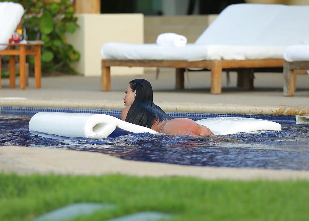 21P Kim Kardashian Tits and Ass (Wet T-Shirt on Honeymoon)