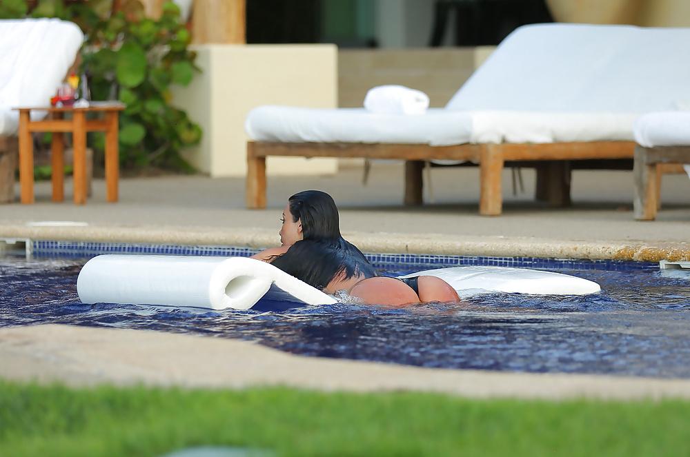 21P Kim Kardashian Tits and Ass (Wet T-Shirt on Honeymoon)
