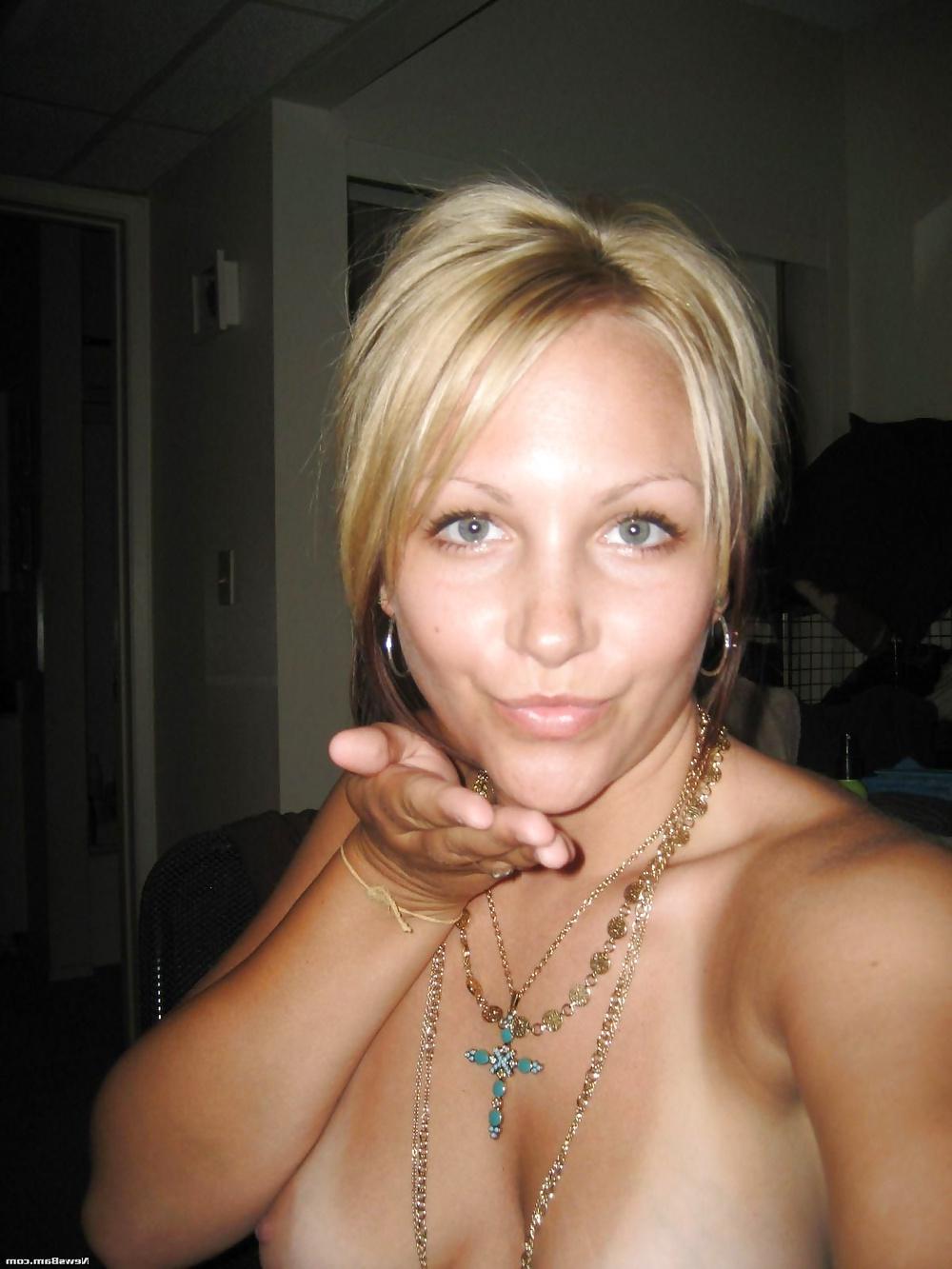 25P Blond teen selfshot