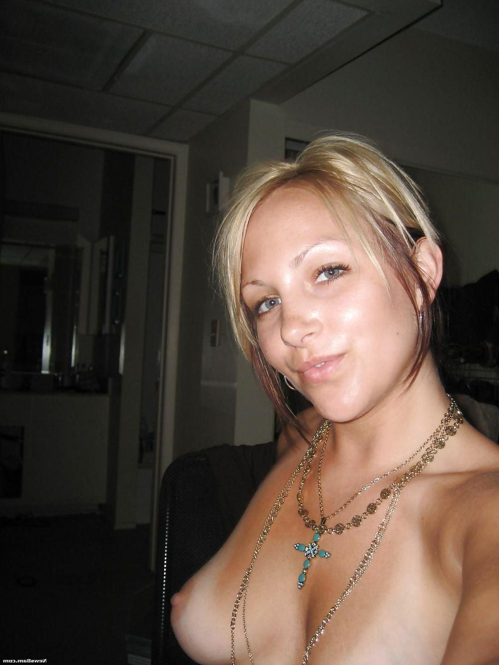 25P Blond teen selfshot