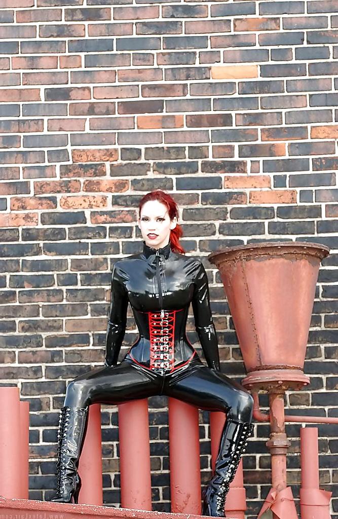 23P Dominatrix femdom 2