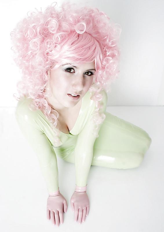 10P Lilly in latex 2