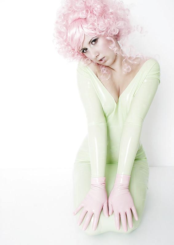 10P Lilly in latex 2