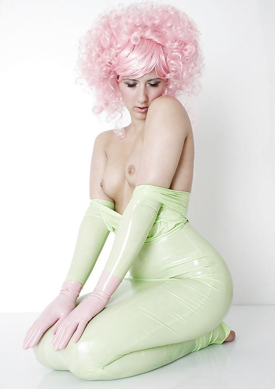 10P Lilly in latex 2