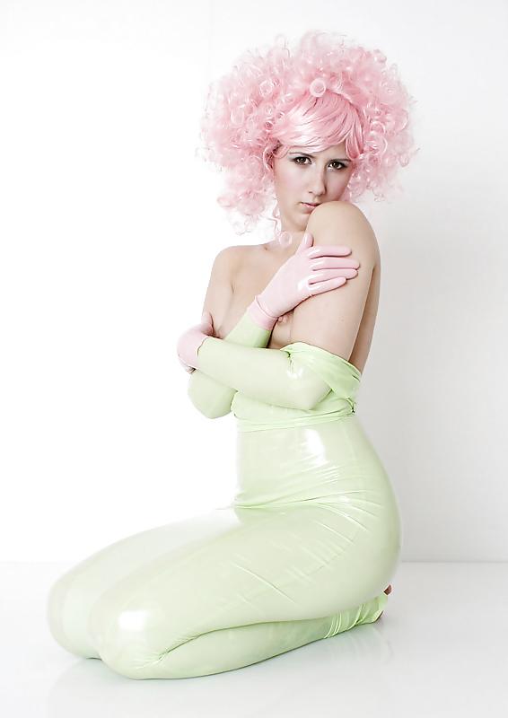 10P Lilly in latex 2