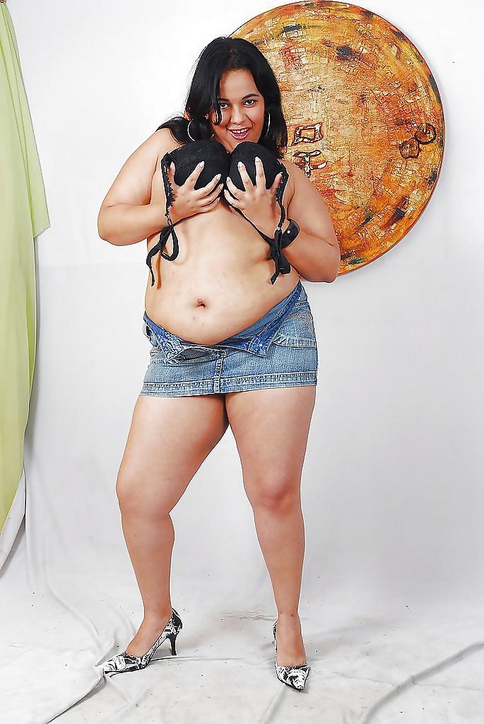 16P Cute Latina Plumper