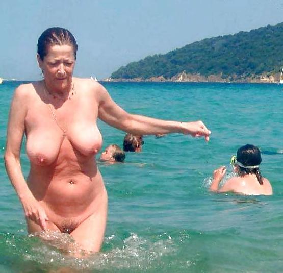 25P Mature Nudist Ladies 8