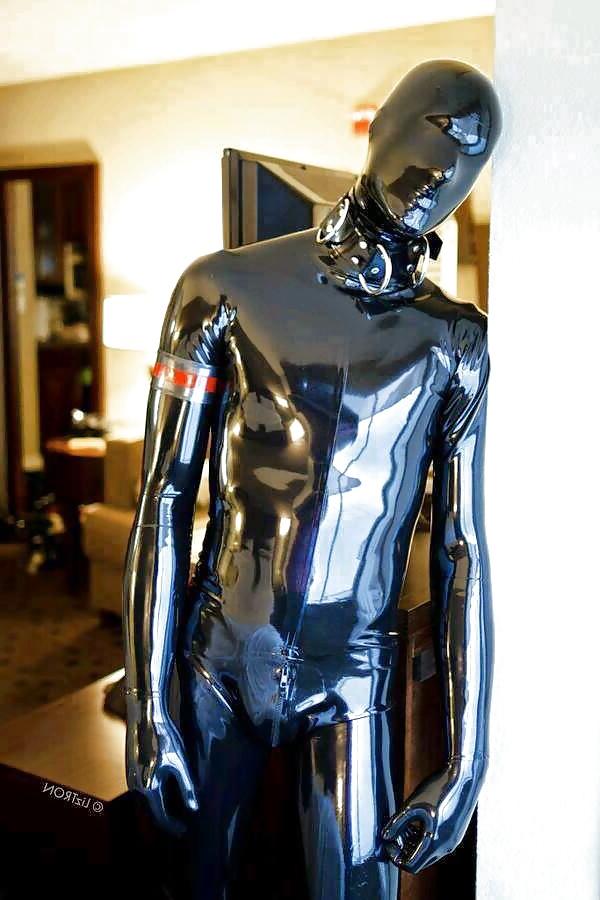 25P Men in leather, rubber or latex
