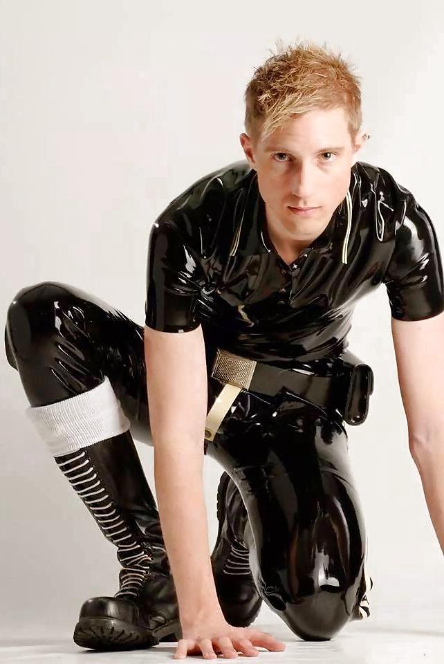 25P Men in leather, rubber or latex