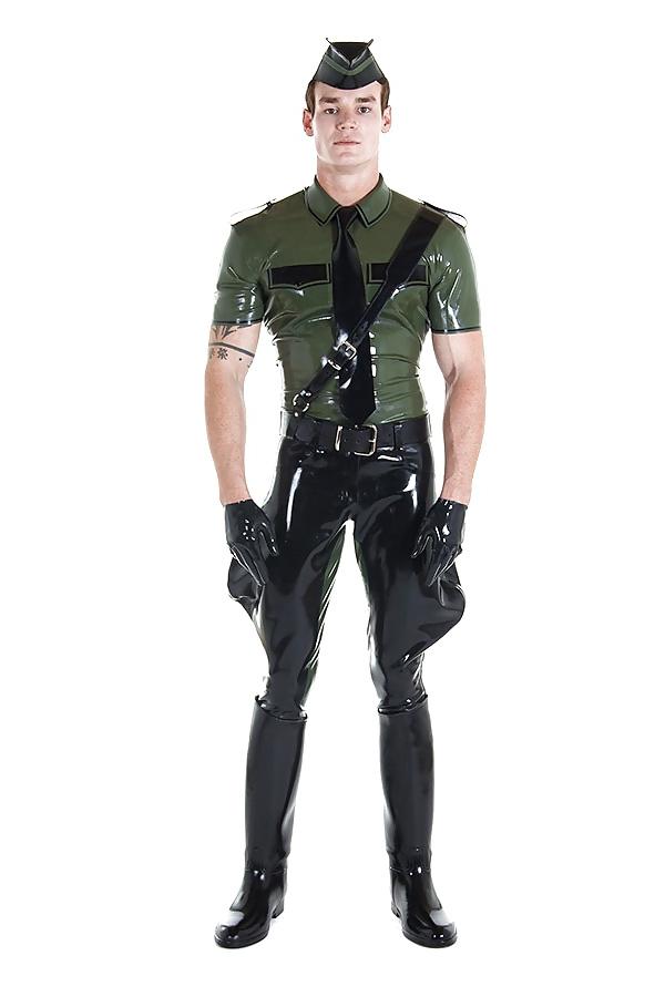 25P Men in leather, rubber or latex