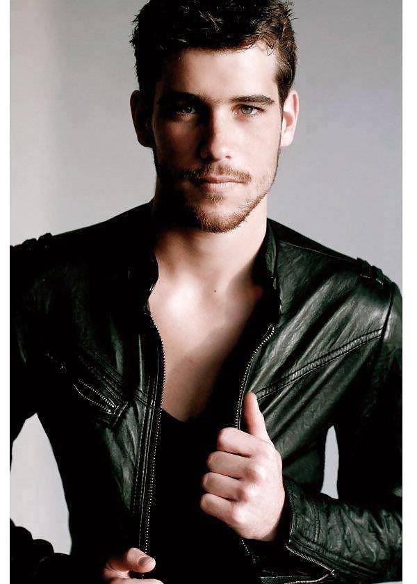 25P Men in leather, rubber or latex