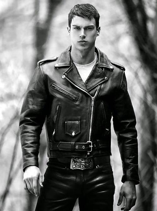 25P Men in leather, rubber or latex