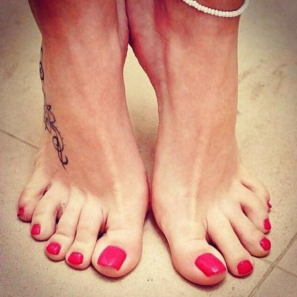 25P Red nails 2