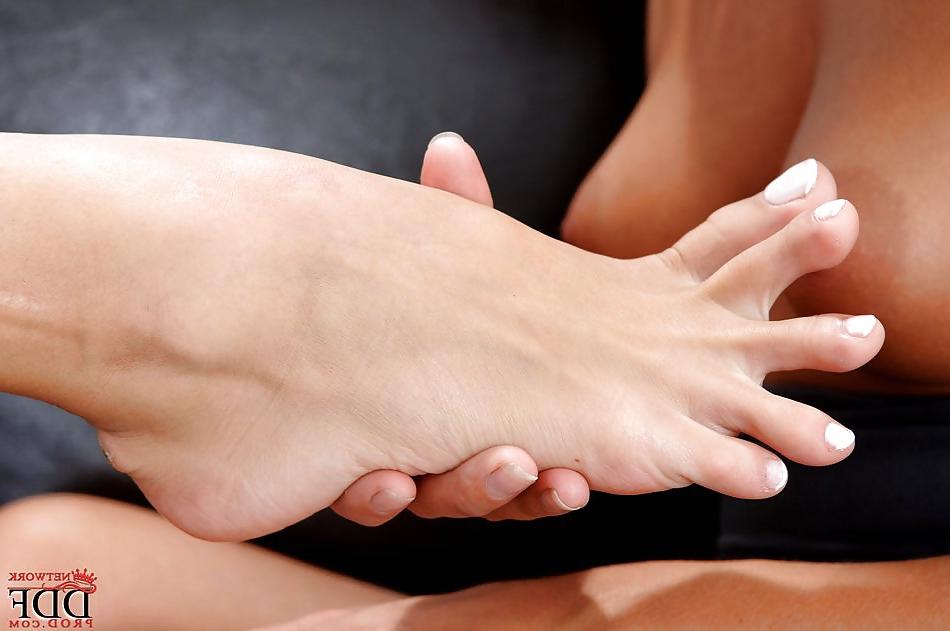 25P Femdom and feet