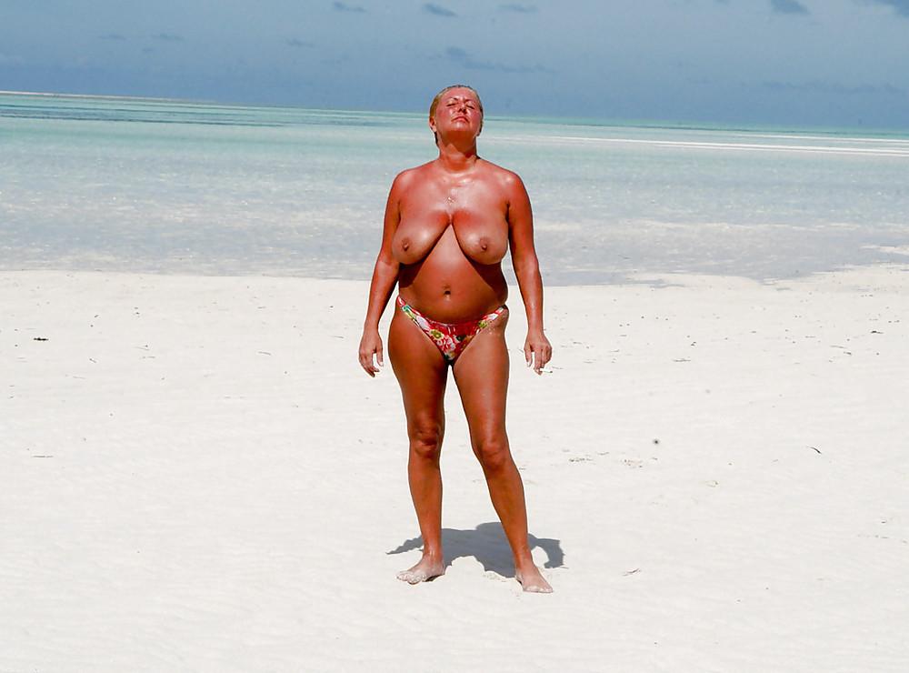 25P Mature Nudist Ladies 12