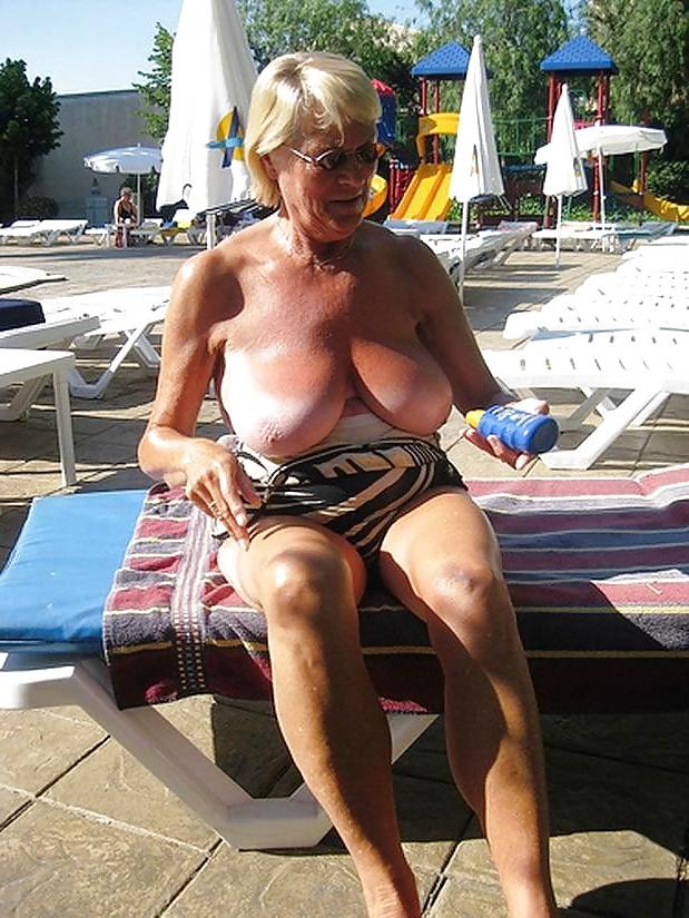 25P Mature Nudist Ladies 12