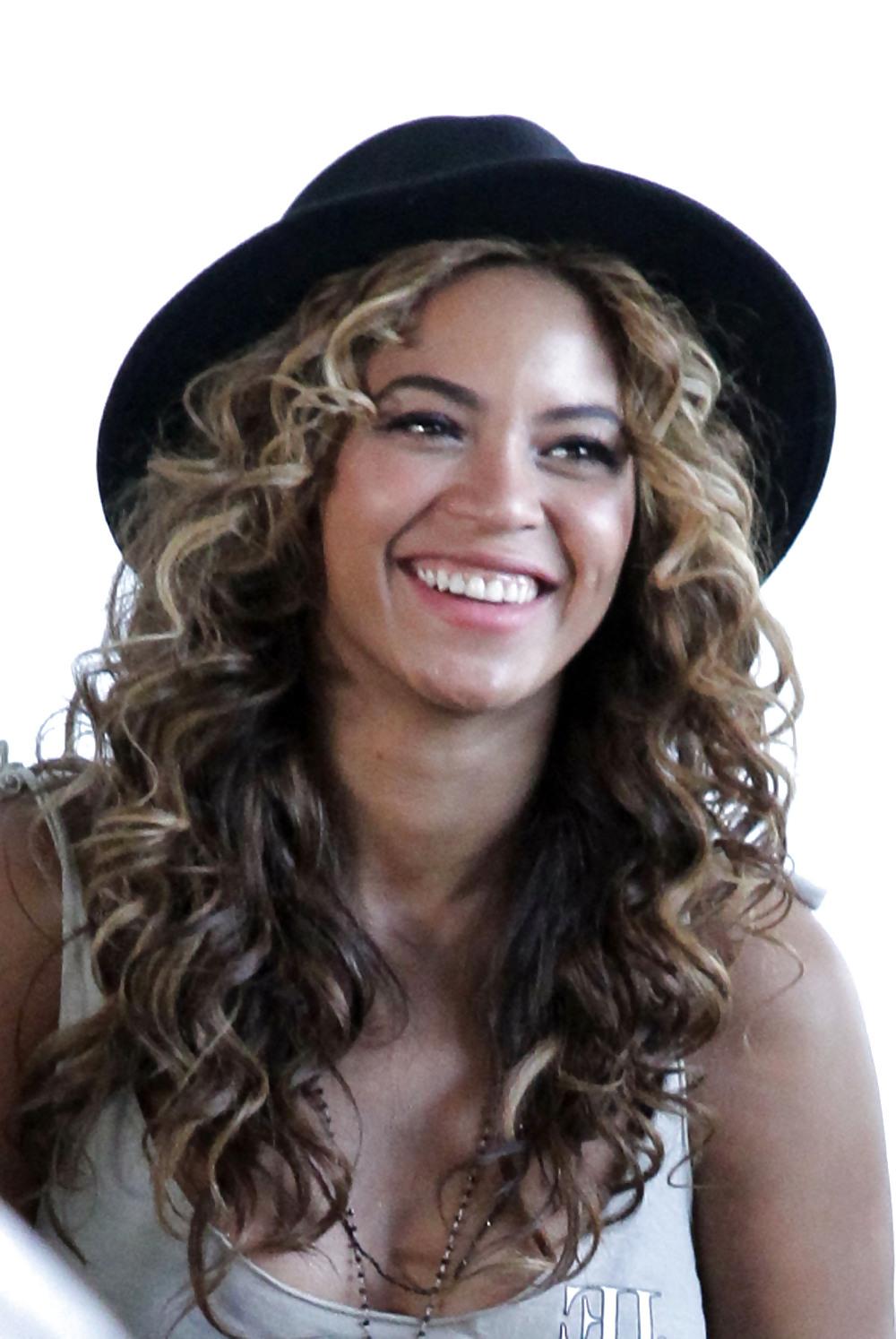 15P Beyonce Knowles Coachella Valley Music and Art Festival